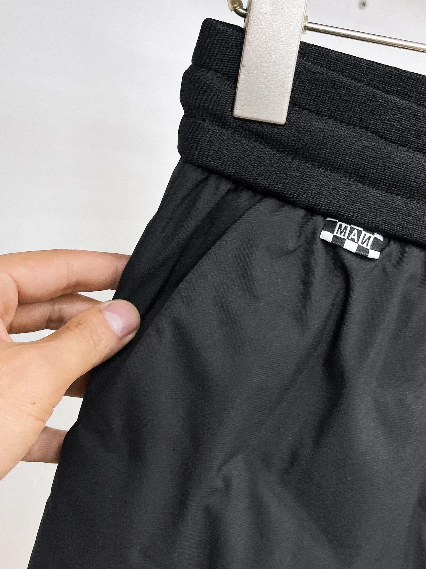 P490 Big Goose🇨🇦 🔥50ss thickened warm down pants, a new autumn and winter product, are here. 🌹Winter essential outdoor windproof, lockable and warm. Made of professional-grade outdoor windproof, waterproof and breathable fabric. Lining is filled with %90 white duck down. Lightweight design. Lightweight and warm. Seamless gluing process on the inside. Made of light and gall-free anti-drilling fabric to effectively prevent velvet running. Original hardware accessories Classic logo matching, simple and versatile, the upper body is stylish and not bloated, the same style for men and women! Size: M-3XL.